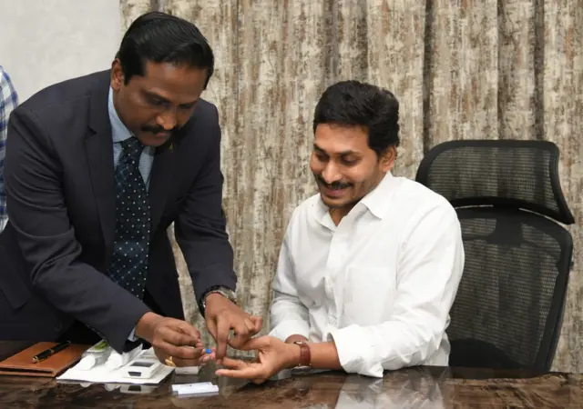 సీఎం జగన్కు కోవిడ్-19 పరీక్ష చేస్తున్న వైద్యులు