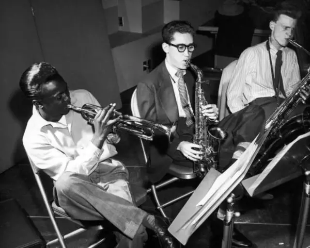 Lee Konitz (ortada), Miles Davis'in yanında çalarken