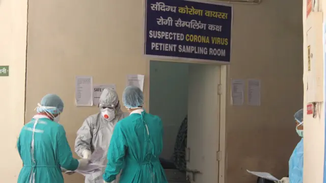 ਗੁਰੂੁਗਰਾਮ ਵਿੱਚ ਹਸਪਤਾਲ ਵਿੱਚ ਸਿਹਤ ਕਰਮੀਆਂ ਕੋਈ ਨੁਕਤਾ ਸਾਂਝਾ ਕਰਦੇ ਹੋਏ