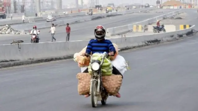 ਮੋਟਰ ਸਾਈਕਲ ਉੱਪਰ ਸਬਜ਼ੀ ਲਿਜਾ ਰਿਹਾ ਬੰਦਾ