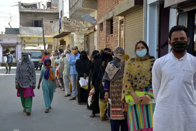 اتر پردیش میں لوگوں میں خوراک یقسیم کی جا رہی ہے