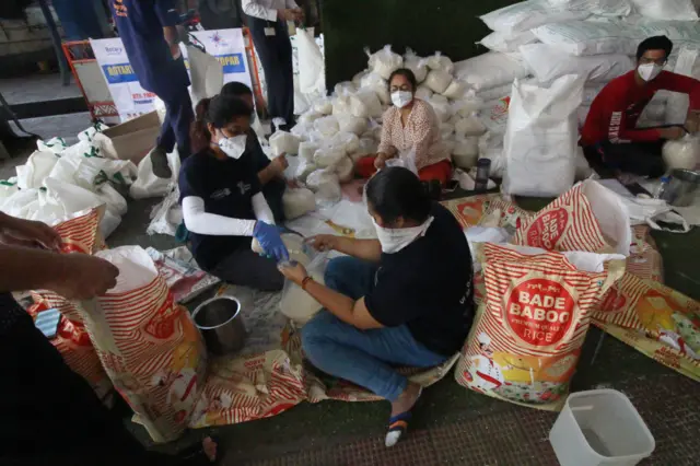 ممبئی کی کچی بستیوں میں کھانے کی تقسیم کی تیاری