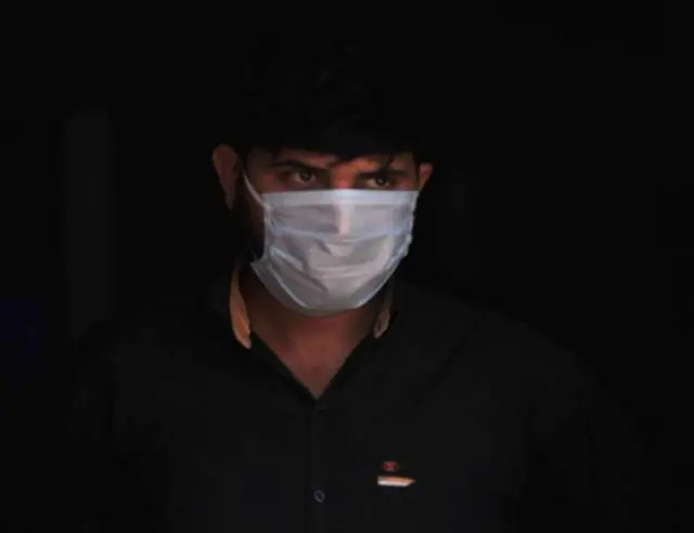 માસ્કધારી વ્યક્તિ