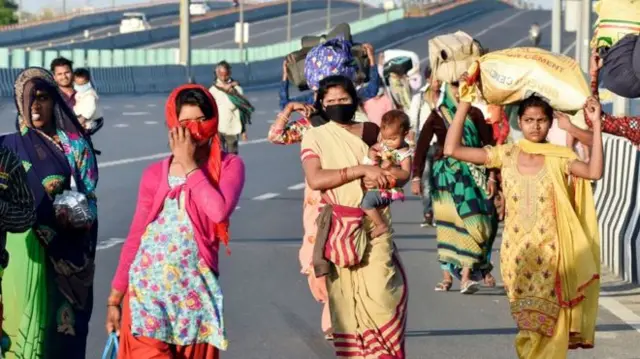 ঘরমুখী মানুষের স্রোত।