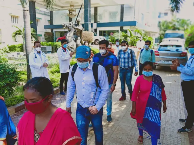 होटल से क्वारंटीन पूरा कर निकलते डॉक्टरों के लिए तालियाँ बजाई गईं