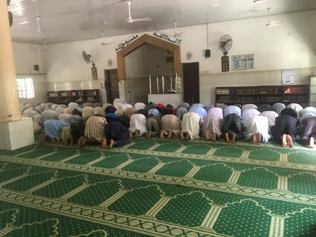 Muslims dey pray