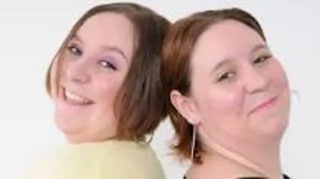Di twin sisiters, Kate and Emma