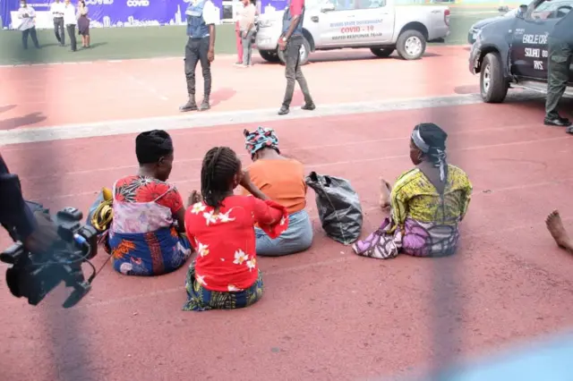 Some market women wey di Rivers Taskforce gbab