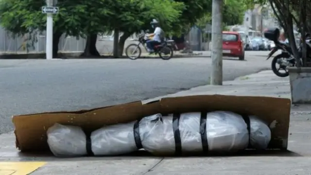 ఈక్వెడార్ లో రోడ్లపైనే మృతదేహాలు