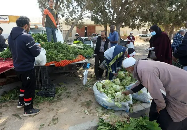 رغم القتال، الليبيون في الأسواق بالكمامات من أجل استعدادات شهر رمضان