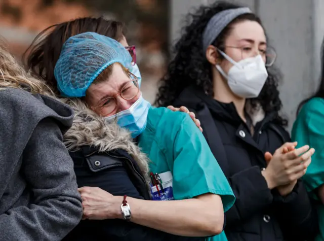 रोती महिला