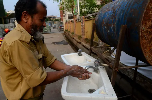 বাংলাদেশে নানা জায়গায় দেখা যায় এমন হাত ধোয়ার বুথ