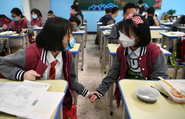 Dalibai a cikin ajin karatu sanye da abin rufe fuska a makarantar sakandare ta Pingmin middle a Taiyuan, lardin Shanxi a China.