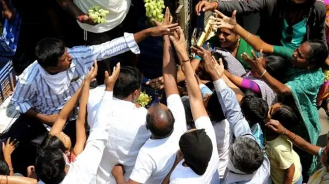வங்கதேசத்திலும் முடக்க நிலை அமல்படுத்தப்பட்டுள்ளது. வேலைவாய்ப்பில்லாமல் பணமின்றி, பசியால் தவிக்கும் மக்களுக்கு அவ்வப்போது உணவு வழங்கப்படும்போது சமூக விலகல் காணாமல் போய்விடுகிறது.