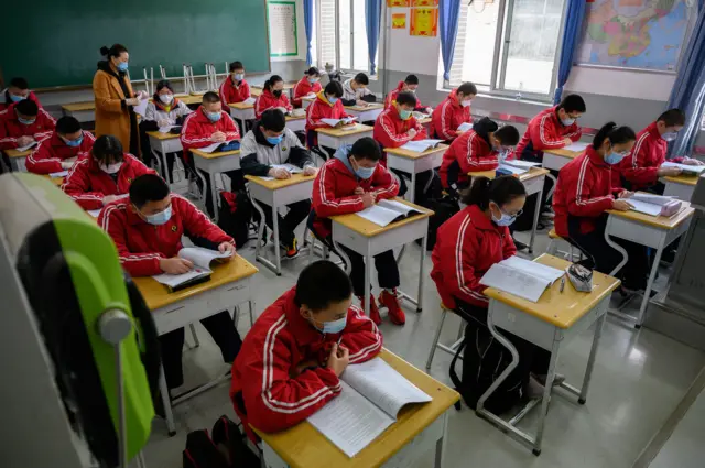 A ranar Litinin aka bude makarantu a China bayan samun saukin cutar korona da ta fara bulla a kasar