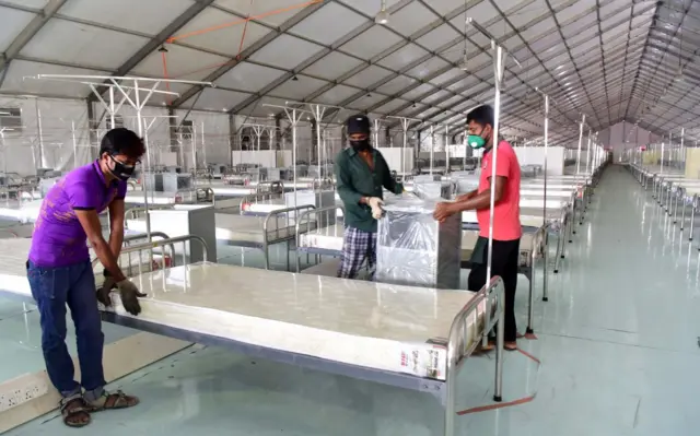 বাংলাদেশের ঢাকায় অস্থায়ী হাসপাতালের প্রস্তুতি
