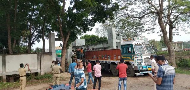 সীমান্তে পণ্য আদানপ্রদান চলছে