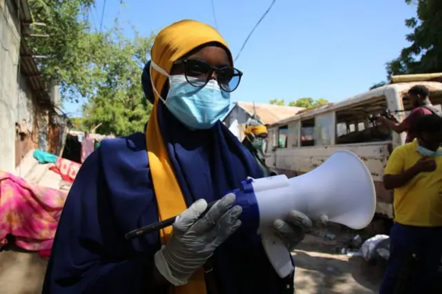 Dad isa soo xilqaamay oo qalabka nadaafadda ka qeybiyay xeryaha qaxootiga ee ku yaalla ee Kenya