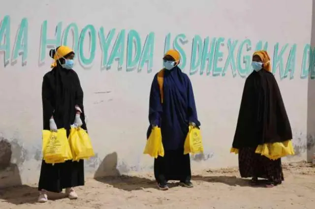 በጎ ፈቃደኞች አንዳንድ ቁሳቁሶችን በስደተኞች ካምፕ እያሰራጩ ነው