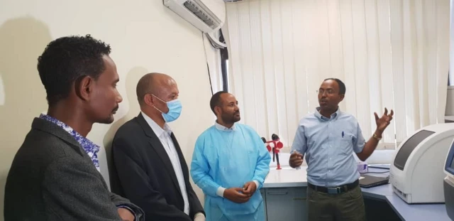 የአማራ ክልል ርዕሰ መስተዳድር የኢንስትቲዩቱን ቤተሙከራ በጎበኙበት ወቅት