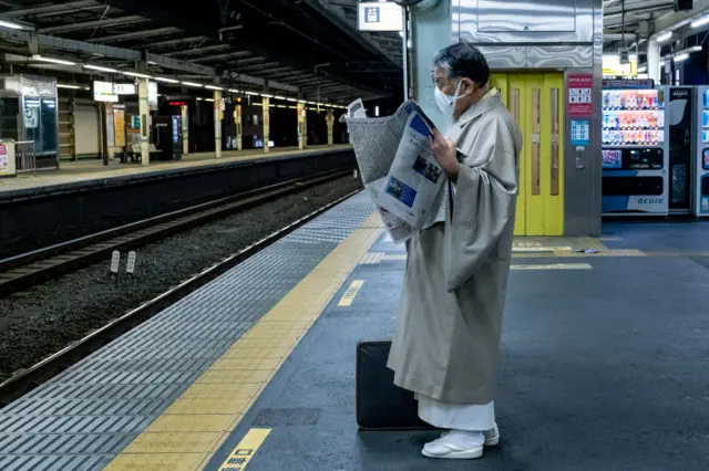 japon bir adam metro bekliyor