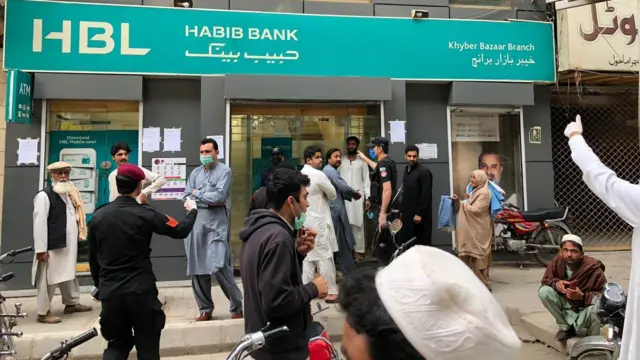 کراچی، پشاور میں لاک ڈاؤن کی خلاف ورزی پر کارروائی