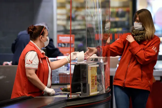 Avrupa'da sosyal mesafe kurallarını ilk gevşeten ülke Avusturya olabilir: Önümüzdeki hafta itibarıyla dükkanların açılmaya başlaması planlanıyor