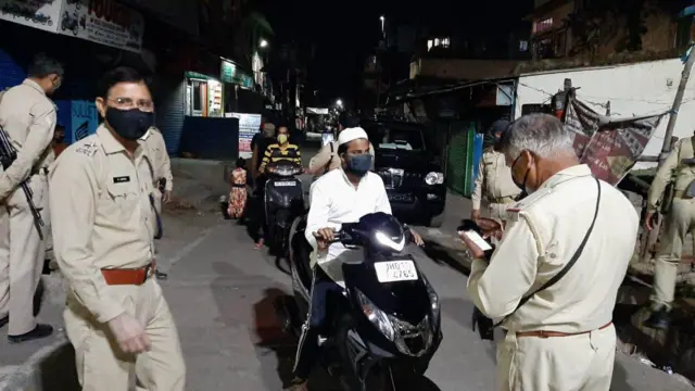 रांची में बेवजह बाहर निकलने वालों का चालान भी काटा गया.