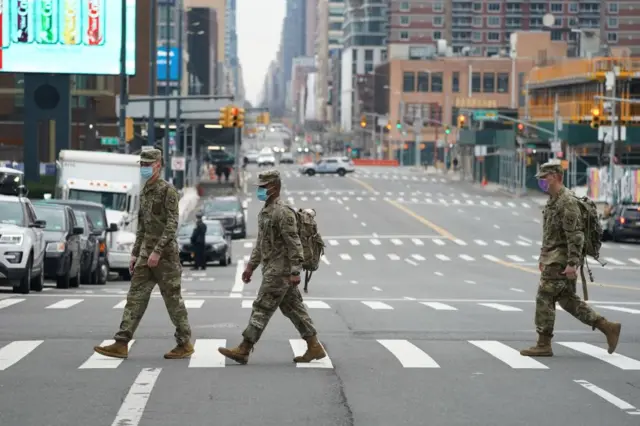 new york'ta maskeli askerler