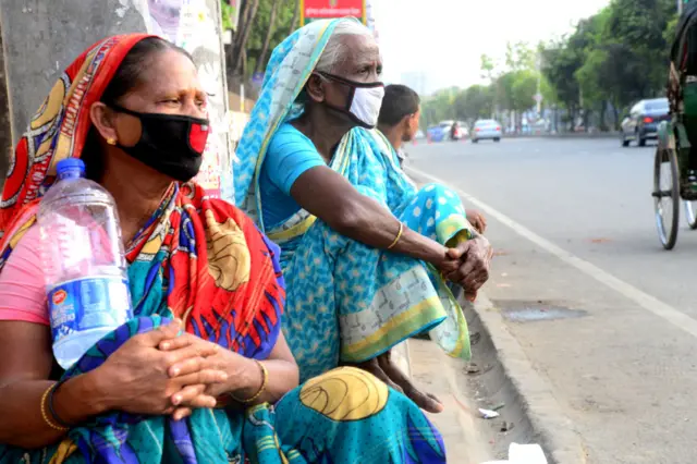 maskeli bangladeşli kadınlar