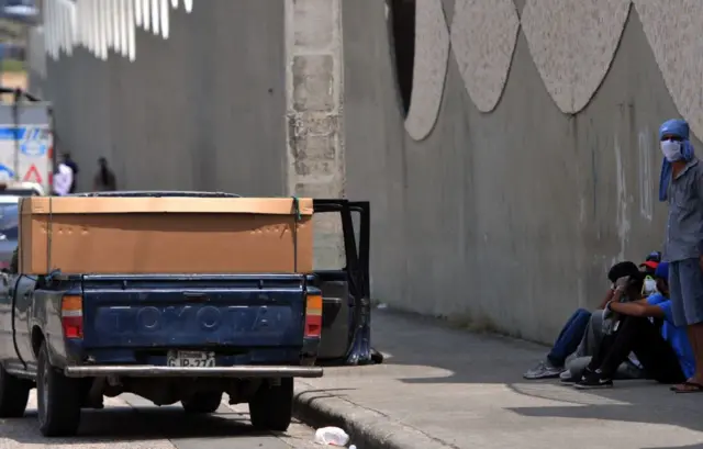 Konkolaataa saanduqa reeffaa baatee jiru