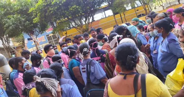 గాంధీ ఆస్పత్రి వద్ద ఔట్ సోర్సింగ్, కాంట్రాక్టు సిబ్బంది ఆందోళన