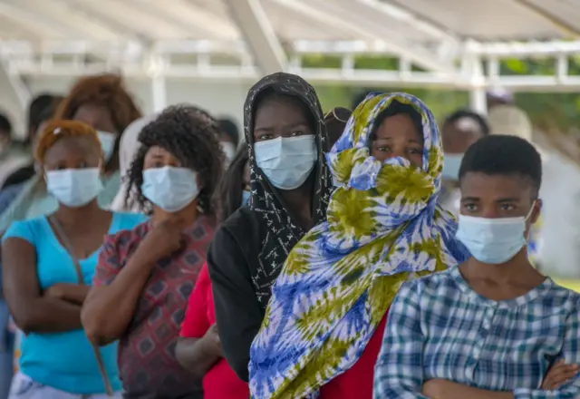 Women wey wear face mask