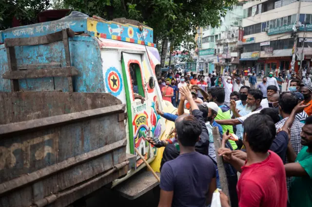 লকডাউন তুলে নেয়ার দাবিতে ঢাকায় পরিবহন শ্রমিকদের বিক্ষোভ