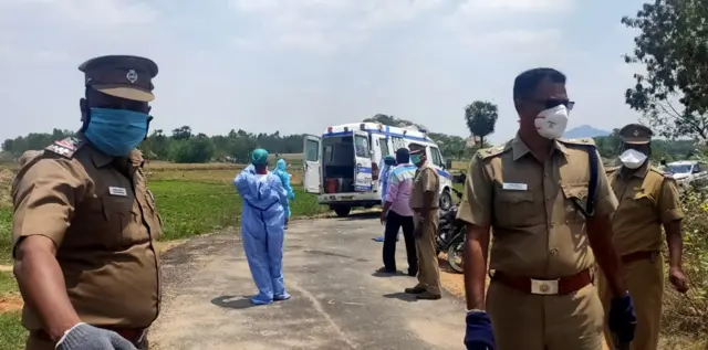 கொரோனா: உடலை அடக்கம் செய்த போலீஸார்