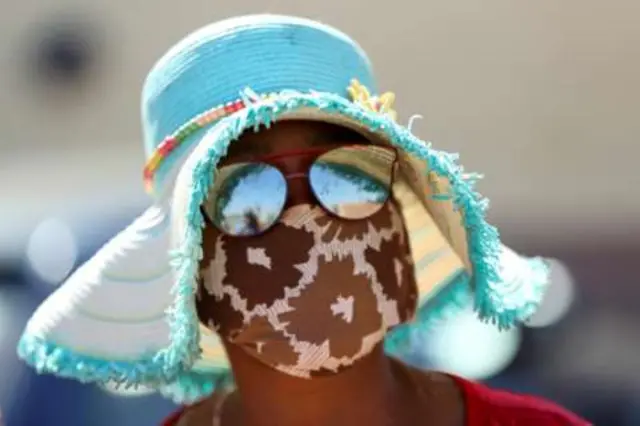 ጭንብል ያረገች ሴት