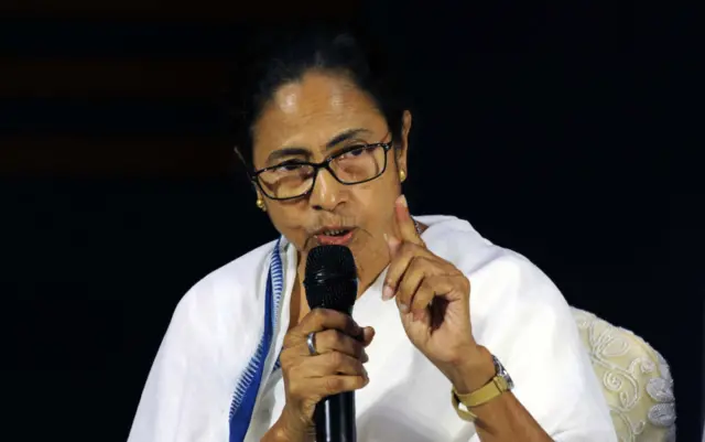 சமூக முடக்கத்தால் என்ன பயன்?- கேள்வி எழுப்பிய மம்தா