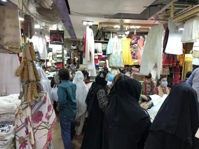 لاہور کے بازار کھلنے کے بعد لوگوں کی آمد