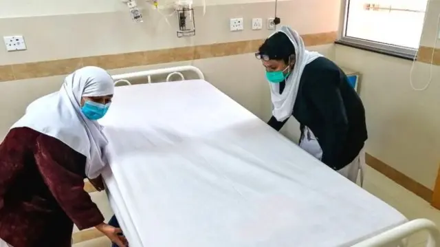 پاکستان کے ہسپتالوں میں مریضوں کے لیے جگہ ختم ہو سکتی ہے؟