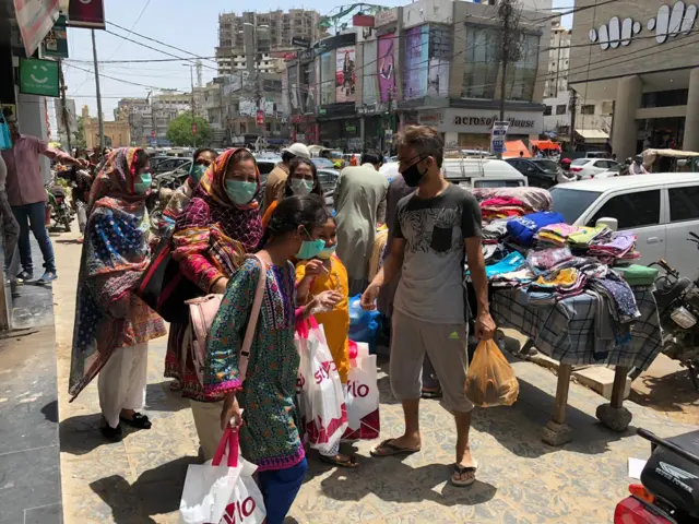 کراچی کے بازاروں میں عید کی شاپنگ کے لیے رش