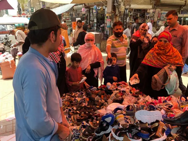 کراچی کے بازاروں میں عید کی شاپنگ کے لیے رش