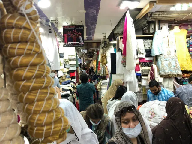 لاہور کے بازار کھلنے کے بعد لوگوں کی آمد