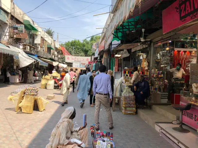 لاہور کے بازار کھلنے کے بعد لوگوں کی آمد