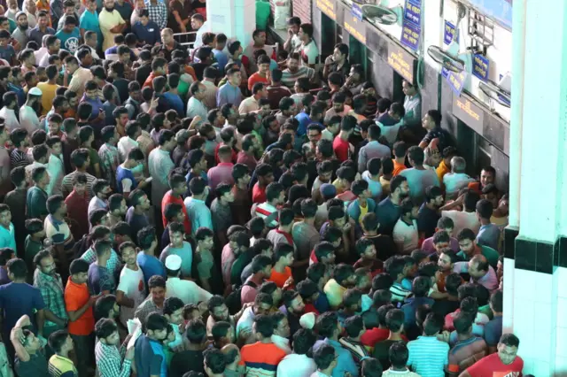 rail station crowd