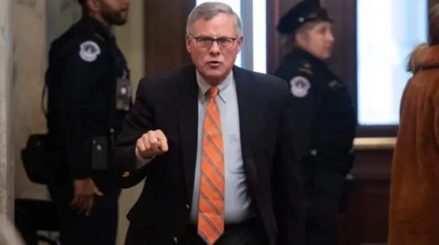 انسائڈر ٹریڈنگ سے متعلق تحقیقات، امریکی سینیٹر مستعفی