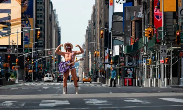 Times Square'de bir gösterici