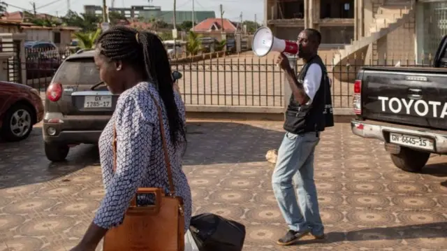 One man dey preach as woman dey waka pass for Ghana