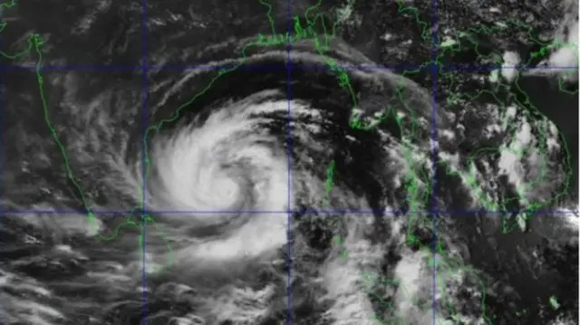 ঘুর্ণিঝড় আমপান বাংলাদেশ থেকে প্রায় ১২০০ কিলোমিটার দূরে বঙ্গোপসাগরে অবস্থান করছে