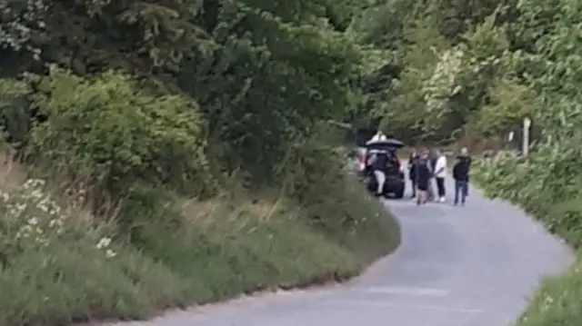 Officers take foto of di group as dem comot di place