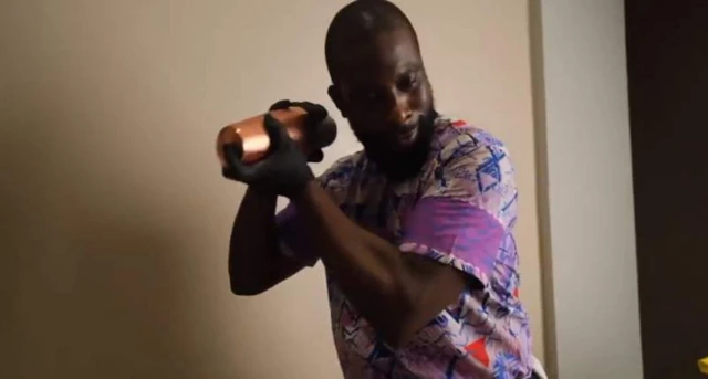 መጠጦቹን እየቀላቀለ